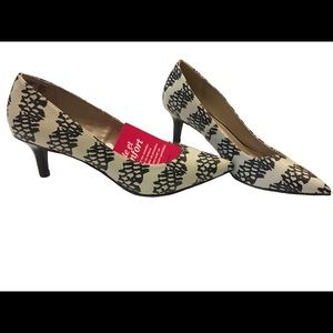 NWT Dexflex Black and Off-White Heels